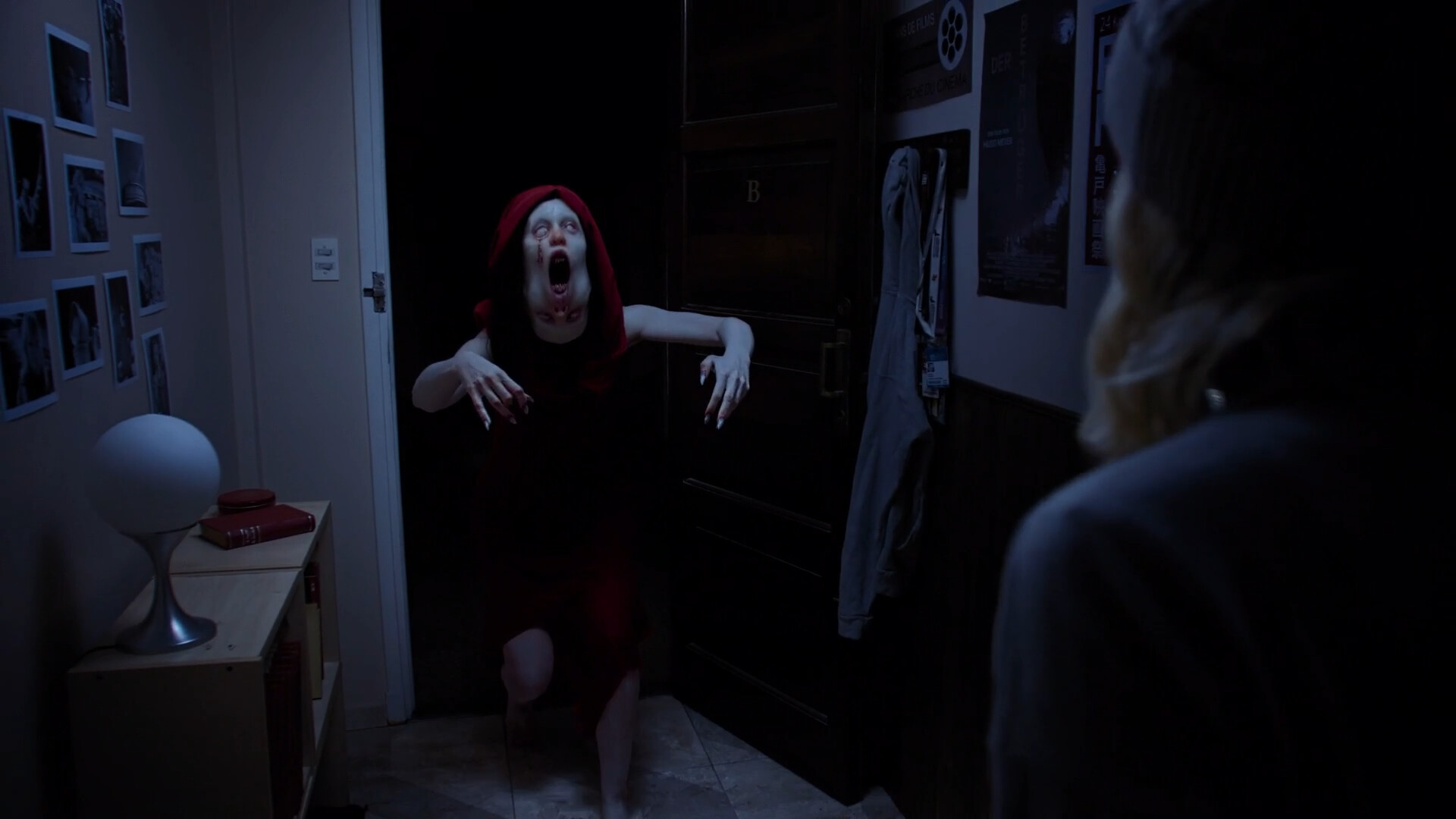 مشهد تمثيل حي لمخلوق مرعب داخل غرفة من Tenebris Somnia
